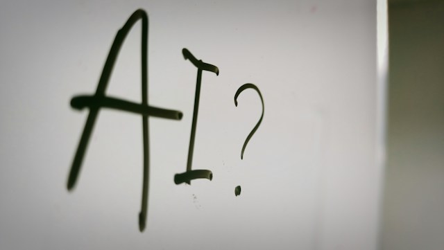 13 signaux qui trahissent un post écrit par IA (et comment les enlever)